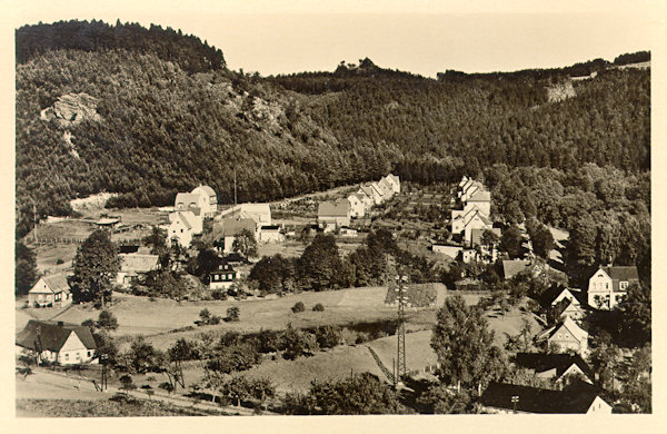 Tato pohlednice zachycuje novou kolonii domků, postavenou ve 20. letech 20. století v nejvýchodnější části České Kamenice u silnice do Kytlic.