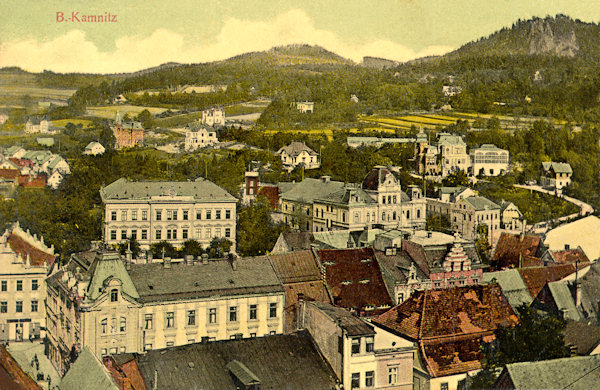 Auf dieser vom Turm der St. Jakobskirche aufgenommenen Ansichtskarte vom Jahre 1908 ist der nordöstliche Teil der Stadt mit den Gebäuden der Schule und der ehemaligen Turnhalle, im Hintergrunde rechts ist der Aussichtsfelsen der Jehla (Nolde).