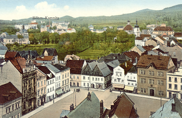 Auf dieser Ansichtskarte von Česká Kamenice (Böhmisch Kamnitz) aus dem Jahre 1925 ist die Aussicht vom Turm der St. Jakobskirche auf die Nordwestecke des Marktplatzes und den anliegenden Teil der Stadt mit der Kapelle Mariä Geburt.