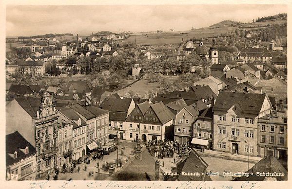 Diese Ansichtskarte von Česká Kamenice (Böhm. Kamnitz) aus den 30er Jahren des 20. Jh. zeigt den Stadtplatz und den Nordteil der Stadt mit der Marienkapelle (rechts) und der neuen evangelischen Kirche (im Hintergrund links).