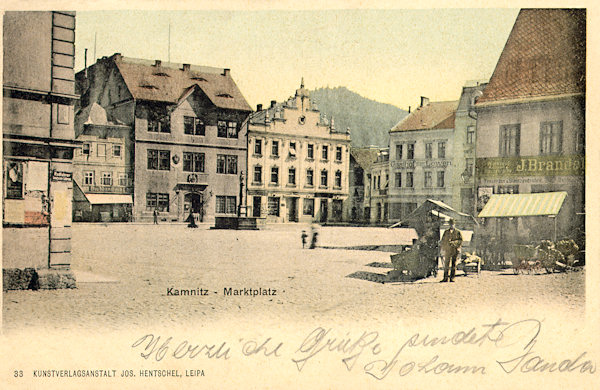 Pohlednice z roku 1901 zachycuje náměstí s radnicí.