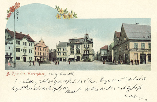 Diese Ansichtskarte von Česká Kamenice (Böhmisch Kamnitz) aus dem Jahre 1903 zeigt den Marktplatz mit dem Rathaus (links) und das ehemalige Hotel Schwarzes Ross (Mitte).