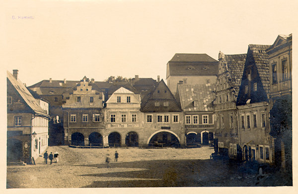 On this picture postcard from the turn of the 19th and 20th century the old houses with arcades at the Hrnčířský trh (Pottery Market) adjacent to the south side of the Market Square are shown. At present only the corner house with a tiered gable survives.