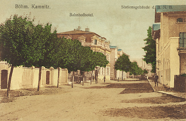 Auf dieser Ansichtskarte sieht man die Bahnhofsgasse mit dem im Juni 1892 eröffneten Hübelschen Gasthaus „Bahnhofs-Hotel“. Im Vordergrunde rechts ragt das Bahnhofsgebäude hervor.