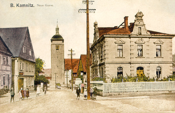 Auf dieser Ansichtskarte von 1916 sieht man den unteren Teil der damaligen Neuen Gasse und den Turm der St. Jakobskirche.
