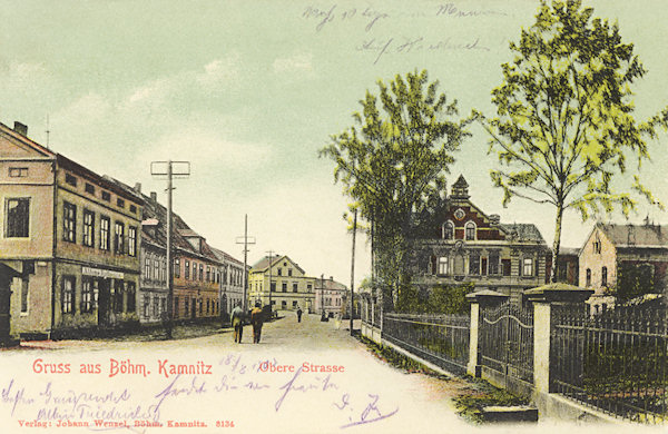 Auf dieser Ansichtskarte von 1907 ist die aus der Richtung von Horní Kamenice (Oberkamnitz) gesehene Hauptstrasse. Hinter den Bäumen rechts steht die ehemalige Preidlsche Villa.