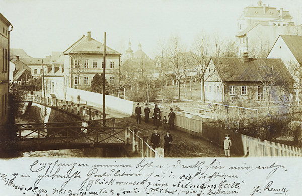 Auf dieser Ansichtskarte sieht man das Nordufer der Kamenice (Kamnitzbach) nach dem Bau der Stützmauern um 1900.