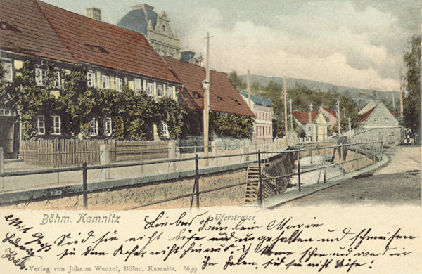 Diese Ansichtskarte vom Jahr 1903 zeigt die alten Blockhäuser, die bis zum Ende des 2. Weltkrieges am Ufer der Kamenice (Kamnitzbach) vor der Turnhalle standen.