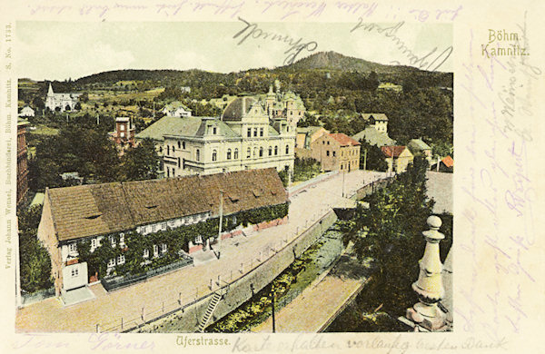 Auf dieser Ansichtskarte sieht man das Ufer der Kamenice (Kamnitzbach) mit dem monumentalen Bau der Turnhalle und den alten Blockhäusern, die Opfer des Fliegerangriffs am 8. Mai 1945 wurden.