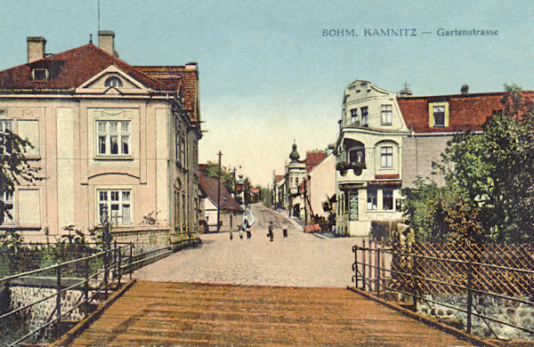 Auf dieser Ansichtskarte von Česká Kamenice (Böhm. Kamnitz) aus dem ersten Viertel des 20. Jh. sieht man die damalige Gartengasse (heute Ulice 5. května) mit der ursprünglichen, über die Kamenice (Kamnitzbach) führenden Holzbrücke.