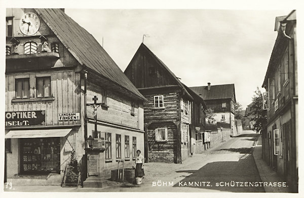 On this picture postcard from the nineteen-twenties the former Schützengasse (Shooter Street) with the house of the watchmaker and optician F. Eiselt the gable of which was decorated by a mechanical astronomical clock with carved figures.