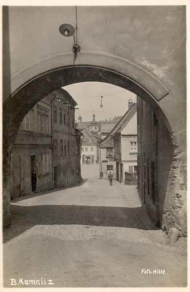 Dieser Blick durch das Schlosstor von der St. Jakobskirche zum Stadtplatz stammt aus dem Jahr 1943. Hinter dem Tor links ist das heute schon abgerissene Gasthaus „Zu drei Karpfen“.