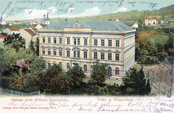 Auf dieser Ansichtskarte aus dem Jahr 1904 ist die in den Jahren 1881-1883 erbaute Schule in der jetzigen Komenský-Gasse.