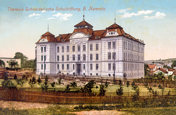 Auf dieser Ansichtskarte aus dem Jahr 1912 sieht man den Neubau der Knaben-Volks- und Bürgerschule in der heutigen Palacký-Gasse.