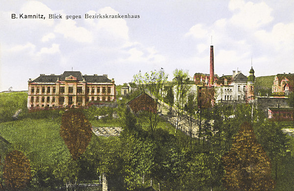 Diese Ansichtskarte zeigt den Nordwestrand der Stadt mit dem hervorstechenden Gebäude des am 6. Juli 1908 eröffneten allgemeinen Kreiskrankenhauses.