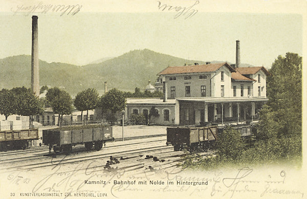 Auf dieser Ansichtskarte aus dem Jahr 1903 sieht man den im Januar 1869 eröffneten Bahnhof von Česká Kamenice (Böhm. Kamnitz).