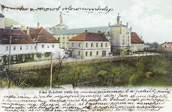 This picture postcard from the turn of the 19th and 20th century shows the former Kinsky's seigniorial brewery behind the castle.