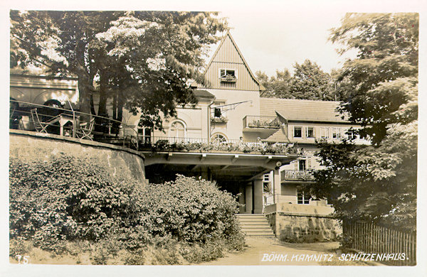 Auf dieser Ansichtskarte sieht man einen Teil der weiträumigen Anbaus des Schützenhauses vom Jahre 1930. Einen Teil des alten Gebäudes sieht man links hinter den Bäumen.