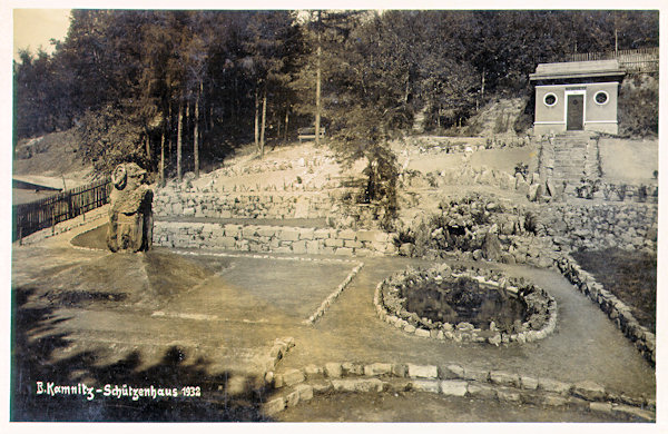 Auf dieser Ansichtskarte von 1932 ist der Park am ehemaligen Schützenhaus mit dem Denkmal der im 1. Weltkriege gefallenen Mitglieder des Schützenvereines.