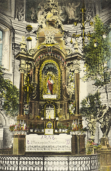 Diese Ansichtskarte vom Jahr 1918 zeigt den 1746 von Johann Josef Klein gebauten, reich geschmückten Hochaltar der Marienkapelle.