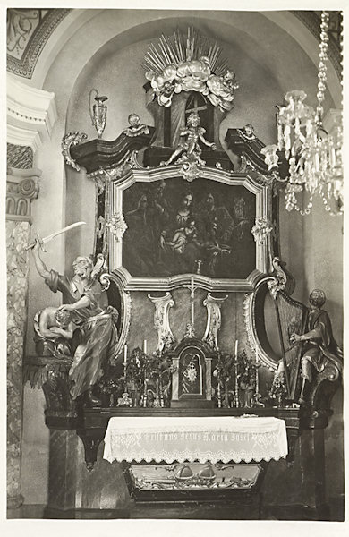 Tato pohlednice zobrazuje rokokový oltář Svaté rodiny v západní kapličce ambitu Mariánské kaple.