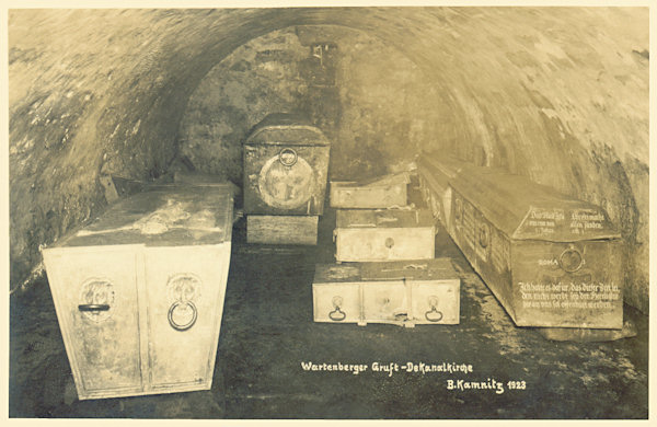 This postcard of Česká Kamenice from 1923 shows the now not accessible crypt of the church St. James with the coffins of members of the Wartenberg family.