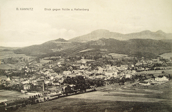 Diese Ansichtskarte bildet die Stadt im Blick von Südwesten vom Fusse des Sedlo (Sattelberg) ab. Im Vordergrund sieht man den Bahnhof, hinter der Stadt dehnt sich die bewaldete Gegend um die Jehla (Nolde) aus und im Hintergrund erhebt sich der Studenec (Kaltenberg) mit dem Javorek (Kleiner Ahrenberg) und dem Zlatý vrch (Goldberg).