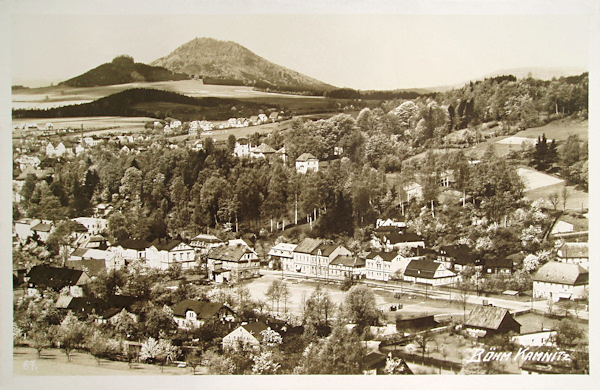 Diese Ansichtskarte zeigt den nordöstlichen Rand der Stadt mit einem Teil von Horní Kamenice (Ober-Kamnitz). Im Hintergrund links ragt der Berg Stražiště (Huttenberg) und hinter ihm der Růžovský vrch (Rosenberg) herauf.