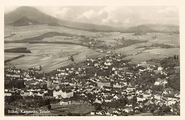 Diese Ansichtskarte zeigt die Stadt im Blick vom Zámecký vrch (Schlossberg). Im Hintergrund hinter der Stadt liegt die Gemeinde Filipov (Philippsdorf) und links am Horizont ragt der Růžovský vrch (Rosenberg) empor.