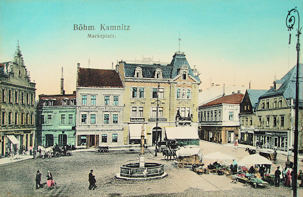 Diese Ansichtskarte zeigt die Ostseite des Stadtplatzes mit dem Hotel „Ross“, das nach dem Brande 1895 neu aufgebaut wurde. Links neben ihm steht ein weiteres Gasthaus „Gasthof zum Löwen“.