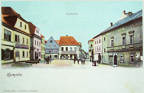 On this picture postcard from the end of the 19th century the Hrnčířský trh (Potter's market). In the foreground on the right side there we see the hotel „Zur Sonne“ and on the opposite side there is the then hotel „Deutsches Haus“.