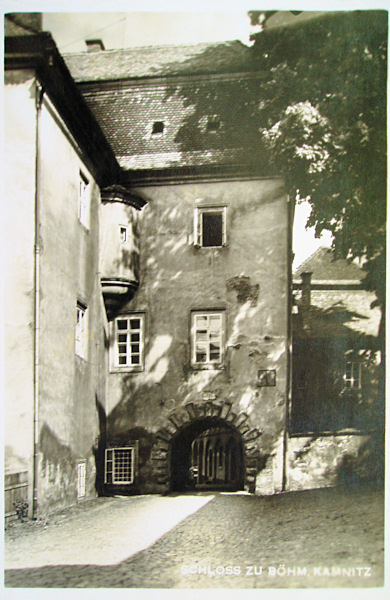 Auf dieser Ansichtskarte sieht man das westliche Schlosstor, das vom Bräuhaus in den Schlosshof führt.