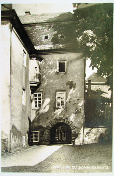 On this picture postcard we see the western castle gate leading from the to brewery to the castle's courtyard.