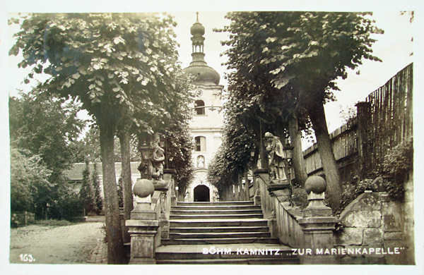 Diese Ansichtskarte zeigt den Treppenaufgang mit der Allee vor dem Eingang in die Marienkapelle.