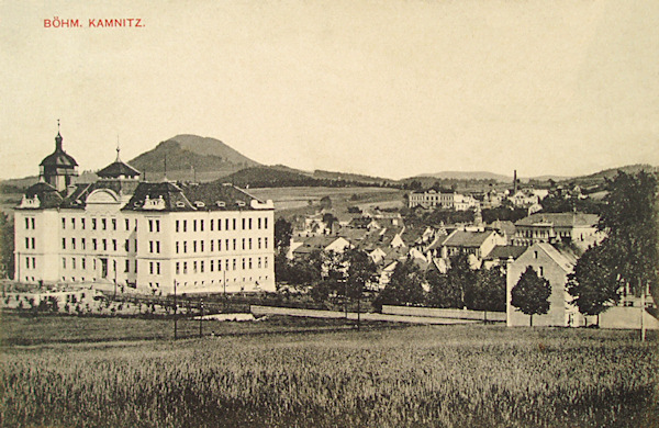 Auf dieser Ansichtskarte sieht man das neue, 1909-1911 erbaute Schulgebäude in der heutigen Palacký-Strasse. Hinter der Schule ragt der Turm der St. Jakobskirche hervor und der Horizont wird vom Růžovský vrch (Rosenberg) abgeschlossen.