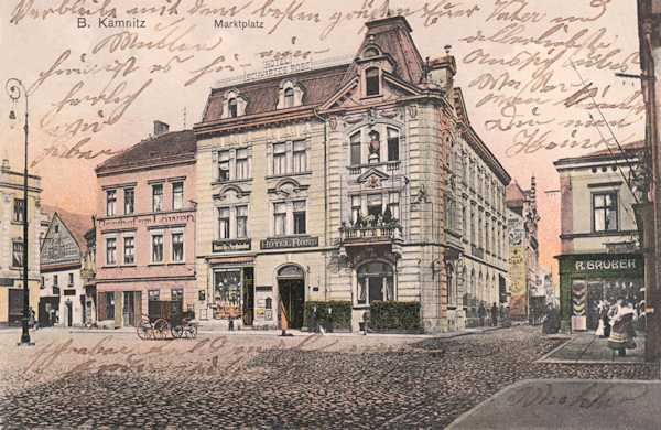 Pohlednice z roku 1911 zachycuje východní stranu náměstí s výstavnou budovou hotelu „Schwarzes Ross“.