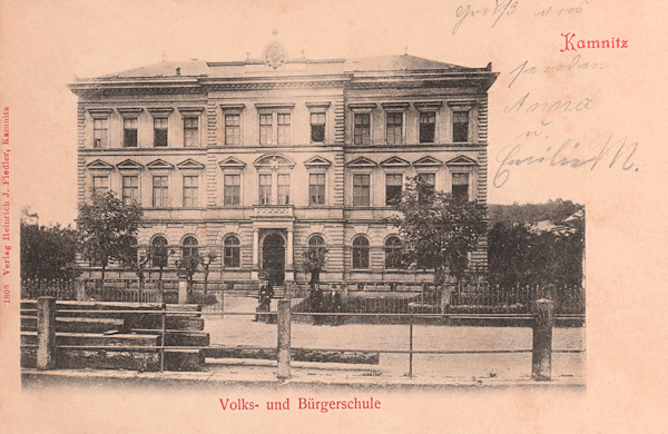 Pohlednice z roku 1902 zachycuje budovu obecné a měšťanské školy v dnešní Komenského ulici.