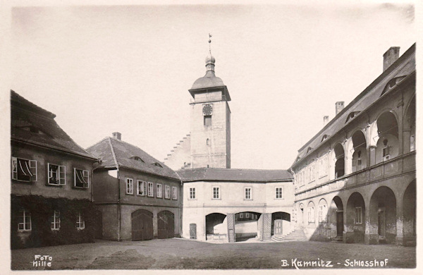 Tato pohlednice zachycuje zámecké nádvoří s hlavní vstupní branou. Za ní vyčnívá věž kostela sv. Jakuba.