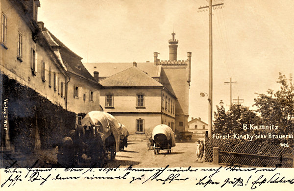 Pohlednice z konce 19. století zachycuje pivovar Kinských z ulice vedoucí po jeho jižní straně od zámku.