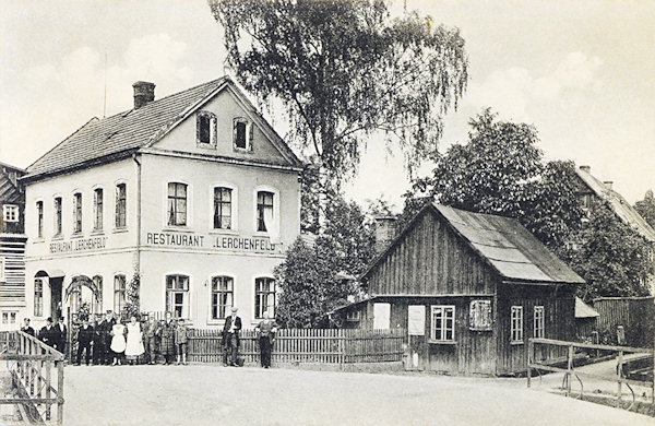On this picture postcard from the beginning of the 20th century you see the inn „Lerchenfeld“ standing behind the bridge at the road to Janská. At present there is the inn „U Slunce“ (Sun).
