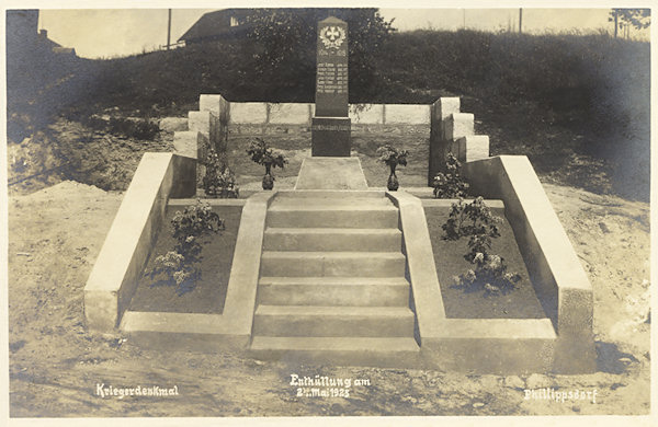 Auf dieser Ansichtskarte sieht man das im Mai 1935 feierlich eingeweihte, heute zerstörte Kriegsgefallenen-Denkmal in Filipov (Philippsdorf).