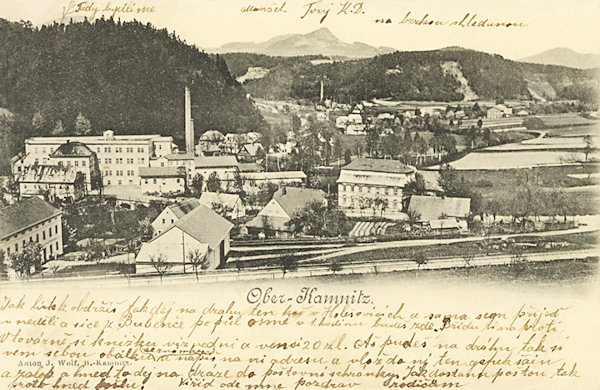 Diese Ansichtskarte von der Wende des 19. und 20. Jahrhunderts zeigt den östlichen Teil von Horní Kamenice (Ober-Kamnitz) mit der Preidelschen, damals Horní mlýn (Obermühle) genannten Spinnerei.