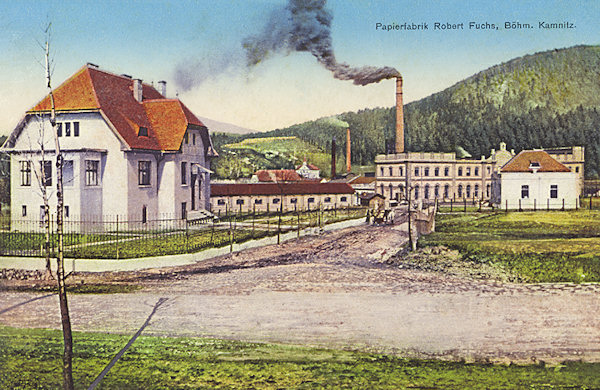 Tato pohlednice zachycuje Fuchsovu papírnu od hlavní silnice. Vila v popředí patřila k továrně a v téměř nezměněné podobě tu stojí dodnes.