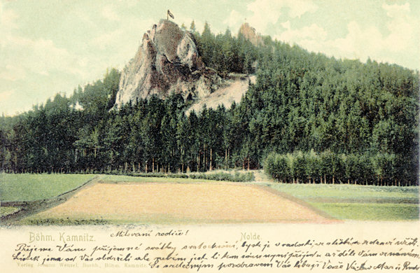 Pohlednice z roku 1905 zachycuje skalní vyhlídku na Jehle nad Českou Kamenicí.