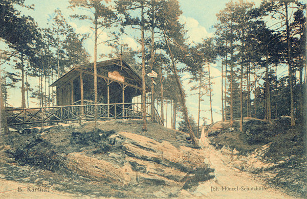 Na pohlednici z roku 1942 vidíme bývalý Münzelův přístřešek, který stál u skalní kapličky Nejsvětější Trojice pod Jehlou.