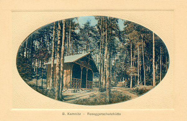 Tato pohlednice zachycuje bývalý Roseggerův přístřešek v lesoparku pod Jehlou.