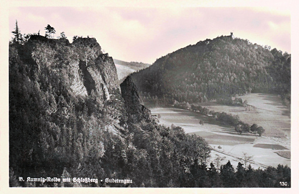 Na této pohlednici vidíme skalní ostroh Jehly z vyhlídky Julia Stranky (východně od dnešní Ponorky). V pozadí vpravo je Zámecký vrch.