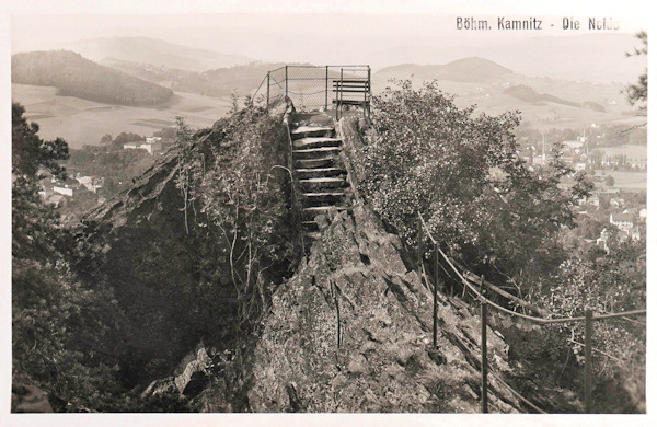 Pohlednice z roku 1938 zachycuje skalní vyhlídku na Jehle.