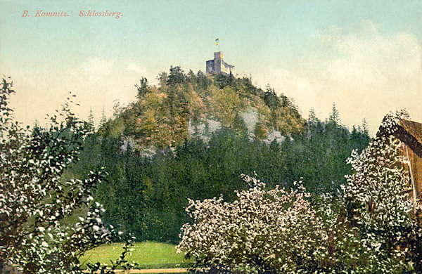 On this picture postcard from 1912 you see the ruins of castle Kempnitz at the top of Zámecký vrch hill with the construction of the lookout tower inside.