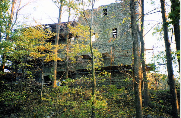 Fotografie hradního paláce Kamenického hradu z roku 1995, před obnovením vyhlídkové věže.